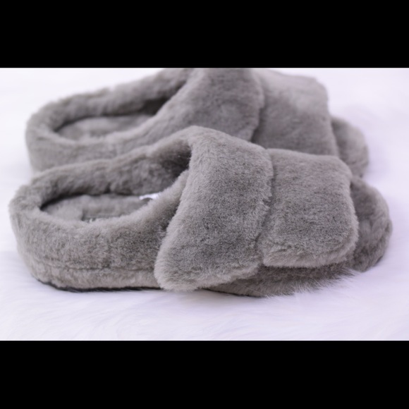 UGG FLUFF THAT Slides - Picture 3 of 5